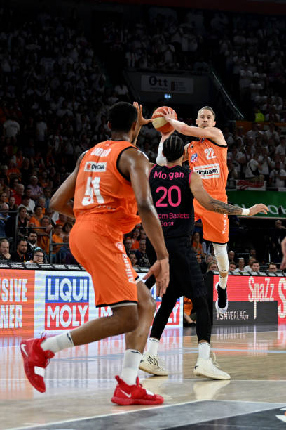 虚张声势的 虚张声势的